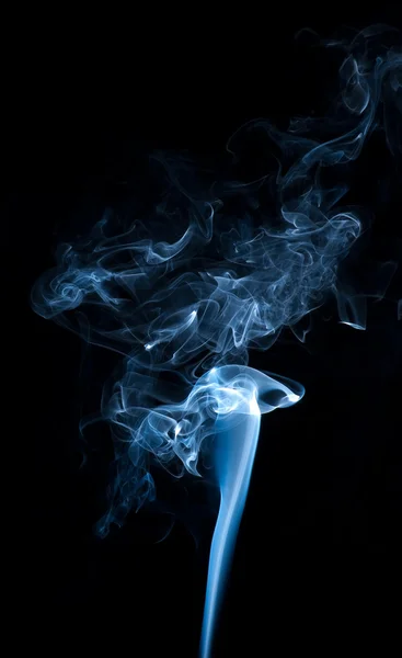 Blå røyk på svart bakgrunn – stockfoto