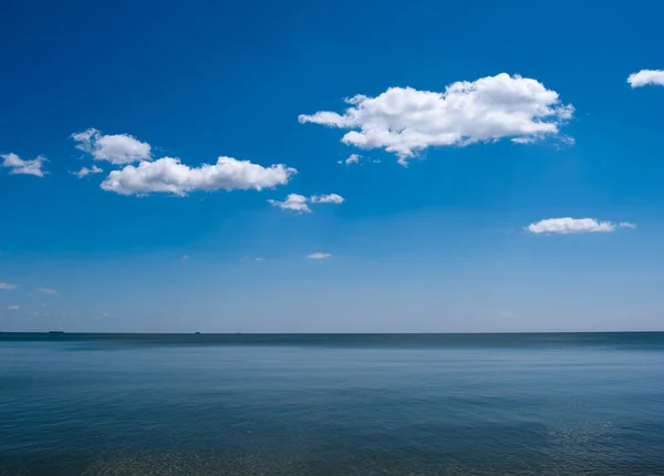 푸른 하늘과 바다 스톡 사진