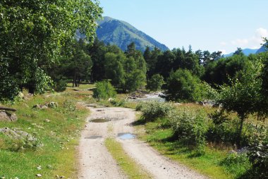 Dağlardaki Toprak Yol