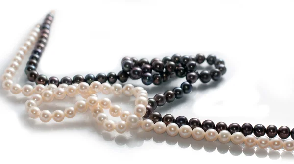 Dvě sladkovodní pearl náhrdelníky — Stock fotografie