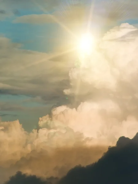 Güneş gökyüzünü bulutlar — Stok fotoğraf
