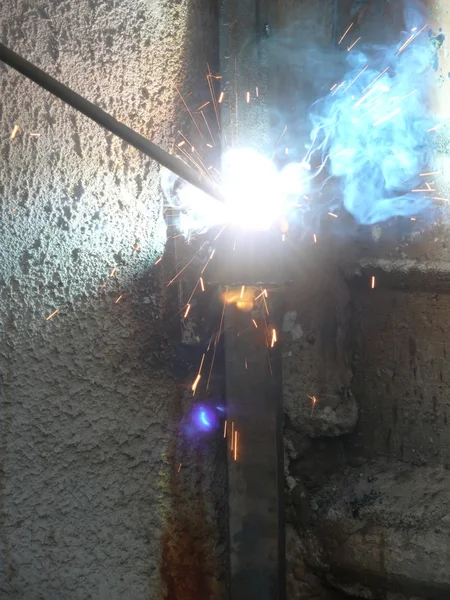 Schweißen von Metall mit einem elektrischen Strom — Stockfoto