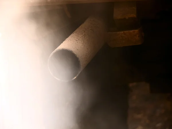 Emisji, dymu ze starego samochodu — Zdjęcie stockowe