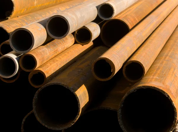 Tubos de metal em uma pilha — Fotografia de Stock