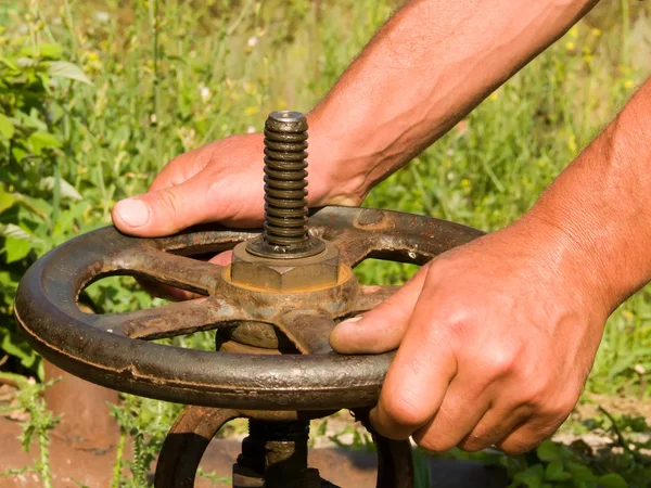 Mãos homem, roda de ferramentas — Fotografia de Stock