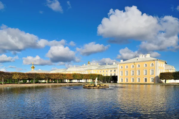 Peterhof. stawie kwadratowych wschód — Zdjęcie stockowe