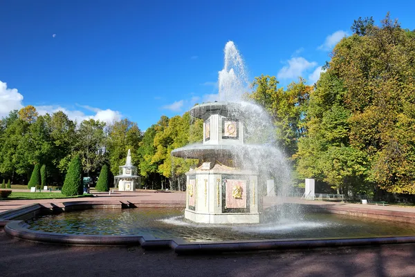 Peterhof. Romeinse fonteinen — Stockfoto