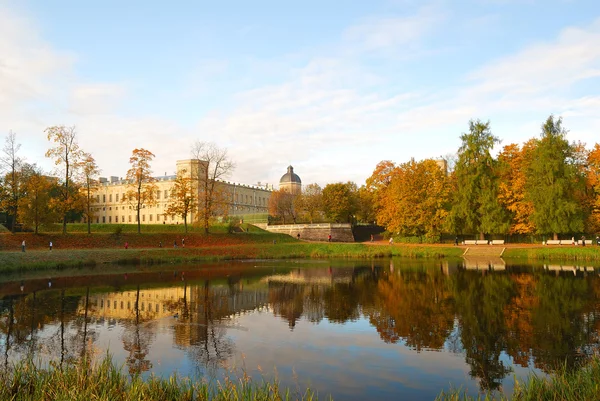 Гатчинский дворец осенью — стоковое фото