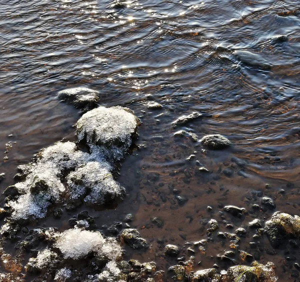 Schneebedeckte Felsen, Wasser und Sonnenlicht — Stockfoto
