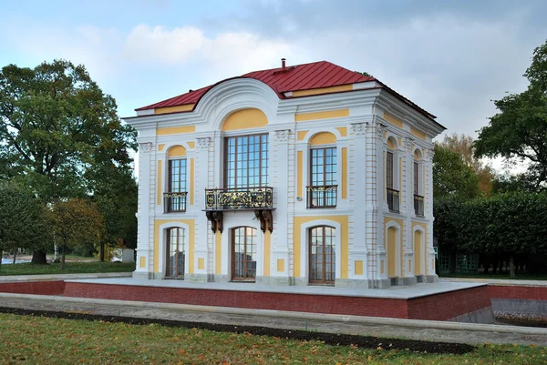 L'Ermitage dans le parc inférieur de Peterhof — Photo