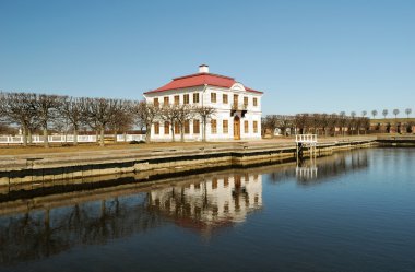 peterhof, 1720-1723 mimar brownstein tarafından inşa edilmiş küçük bir saray