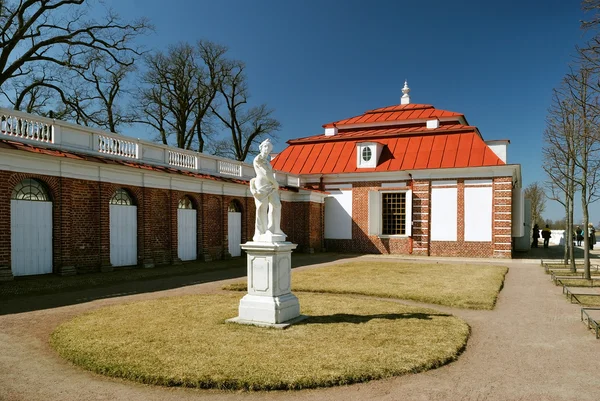 Pałac monplezir w peterhof — Zdjęcie stockowe