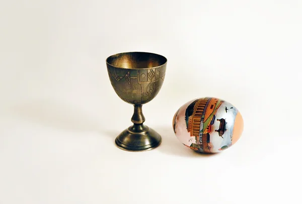 Soporte de huevo de plata y un huevo de Pascua — Foto de Stock