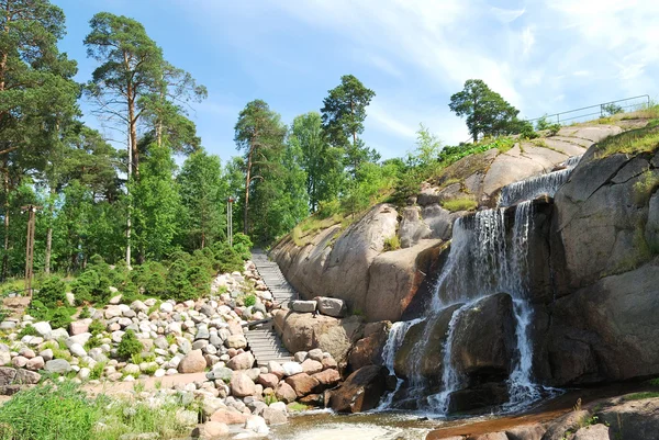 Wasserfall und Treppe im Park sapokka — Stockfoto