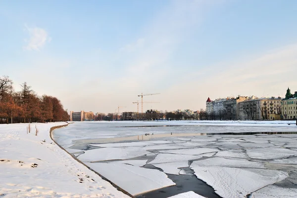 Winterlandschaft mit Eisschollen — Stockfoto