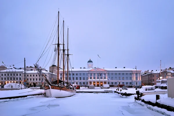 Fialový soumrak v Helsinkách — Stock fotografie