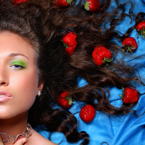 漂亮的女人和头发中的 strawbarries 的肖像 — 图库照片
