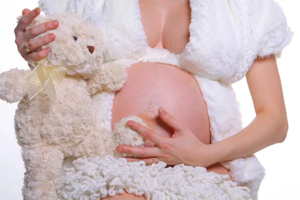Беременная женщина и плюшевый мишка — стоковое фото