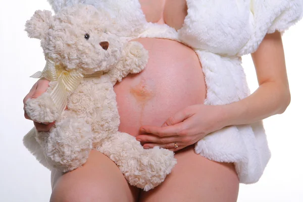 Mulher grávida & ursinho de pelúcia — Fotografia de Stock