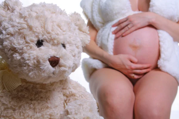 Gravid kvinna & nallebjörn — Stockfoto