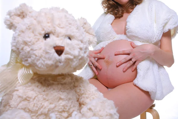 Mujer embarazada y oso de peluche —  Fotos de Stock