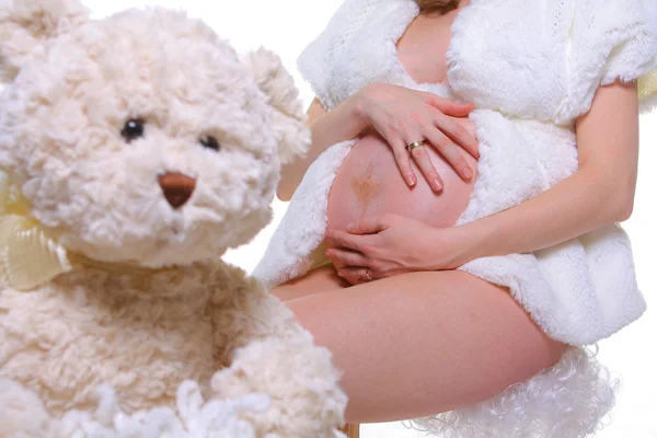 Mujer embarazada y oso de peluche — Foto de Stock