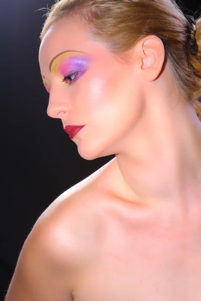 Jonge vrouw met lichte make-up — Stockfoto