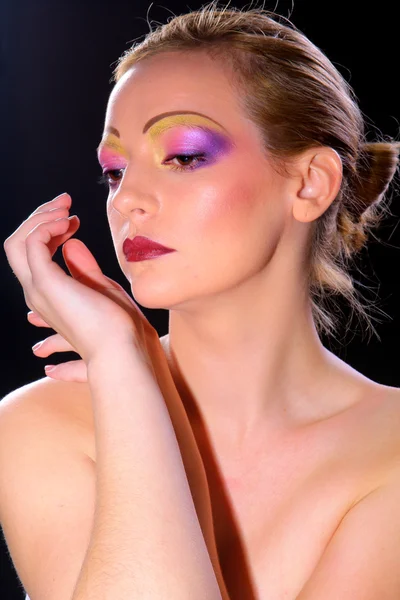 Mujer joven con maquillaje brillante —  Fotos de Stock