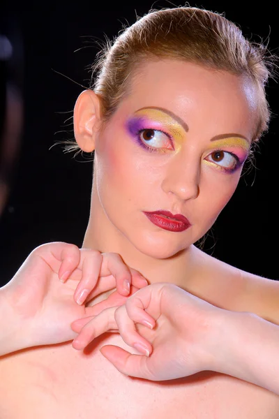 Mladá žena s světlý make-up — Stock fotografie