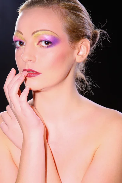 Mladá žena s světlý make-up — Stock fotografie