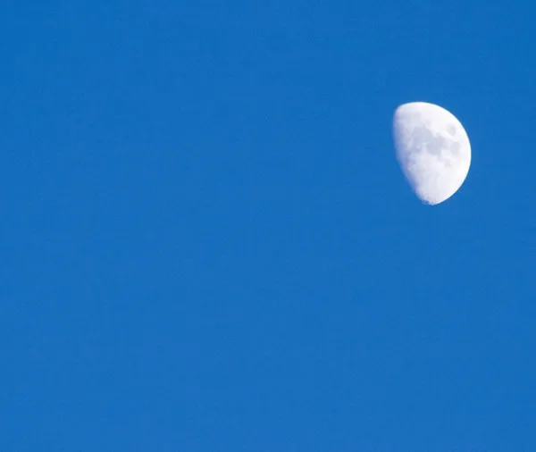 Der Mond am Himmel — Stockfoto