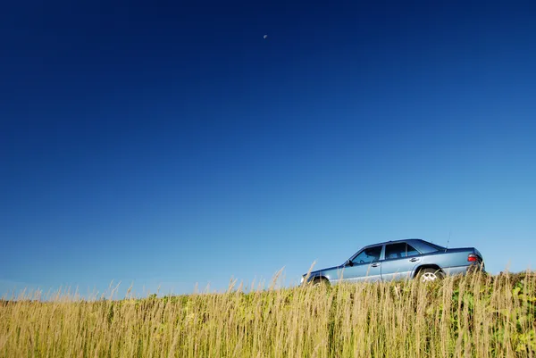 青い車、青い空 ロイヤリティフリーのストック写真
