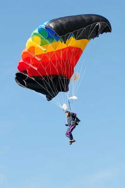 Parachutist in flight — Stock Photo, Image