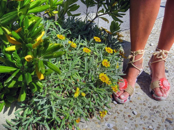 Květiny a nohy, Itálie — Stock fotografie