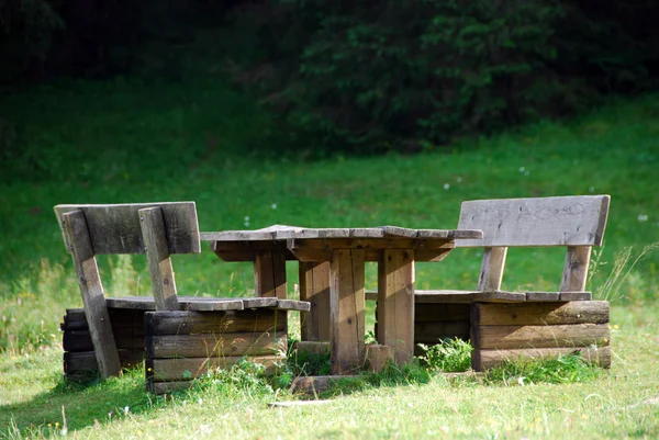 公园的长椅上，val visdende，意大利，8 月 — 图库照片