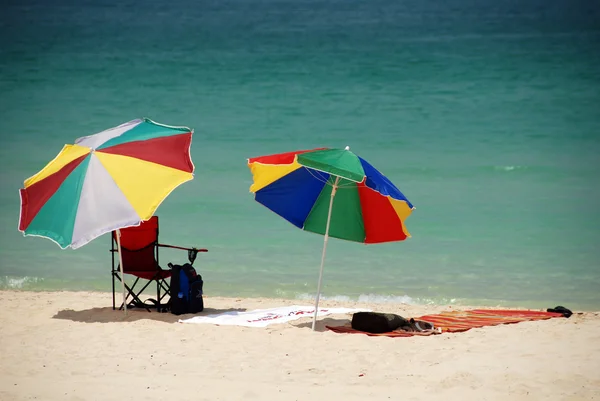 Parasoller, bubai beach, sept — Stockfoto