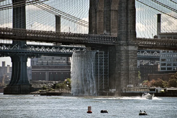 Бруклинский мост с пирса 17, 2008 — стоковое фото