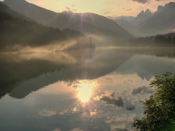 Auronzo jezero, Dolomity, Itálie, červenec 200 — Stock fotografie
