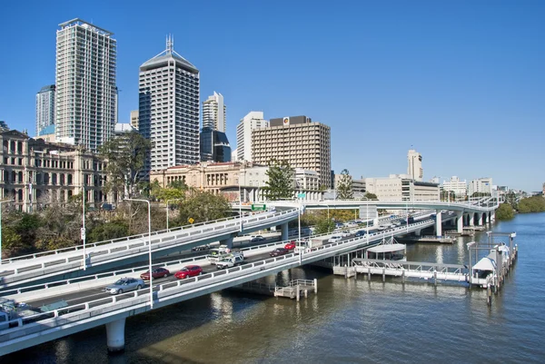 Brisbane skyline vanaf de brug, austra — Stockfoto