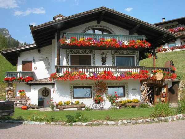 Huis in de Dolomieten, Italië — Stockfoto