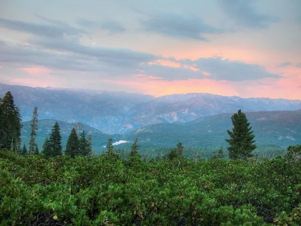 Kilátás nyílik a sequoia nemzeti park — Stock Fotó