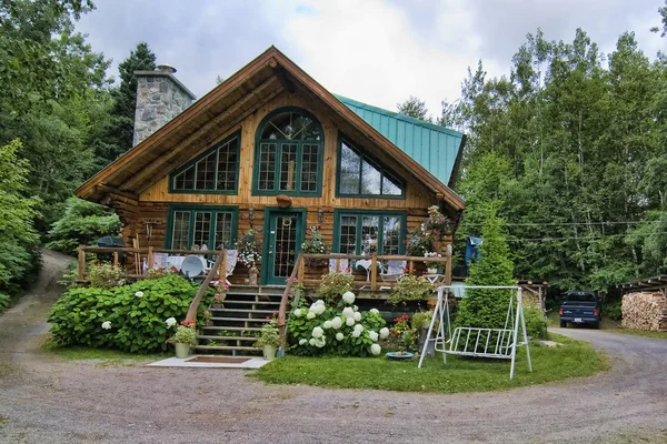 Dům u jezera, quebec, Kanada — Stock fotografie