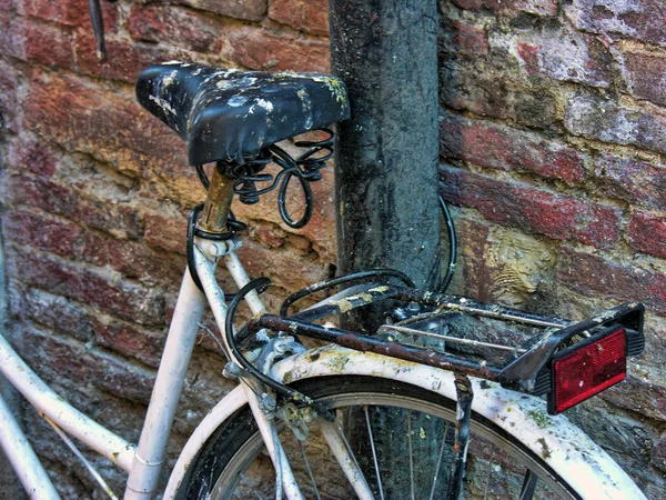 Велосипед в Пизе, Италия — стоковое фото