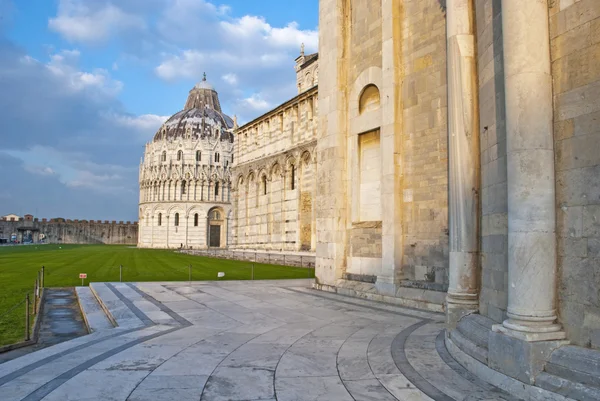 Vista lateral del Baptisterio, Pisa — Foto de Stock