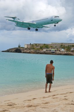 St. maarten havaalanına gelen uçak