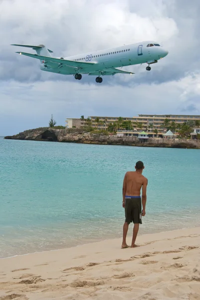 Avião chegando no Aeroporto de St. Maarten — Fotografia de Stock
