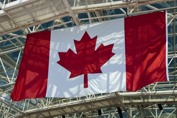 Kanadská vlajka uvnitř stadionu — Stock fotografie