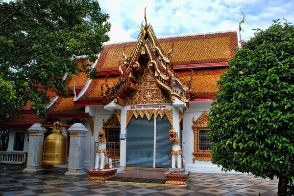Tempel in de buurt van changmai, thailand — Stockfoto