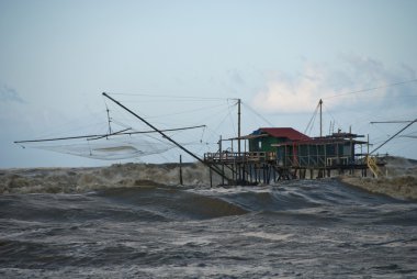 marina di pisa fırtınada detay