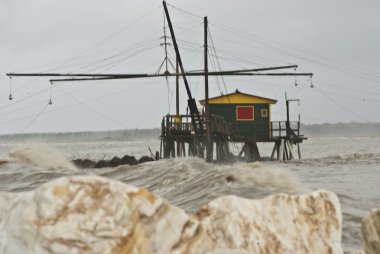 marina di pisa fırtınada detay